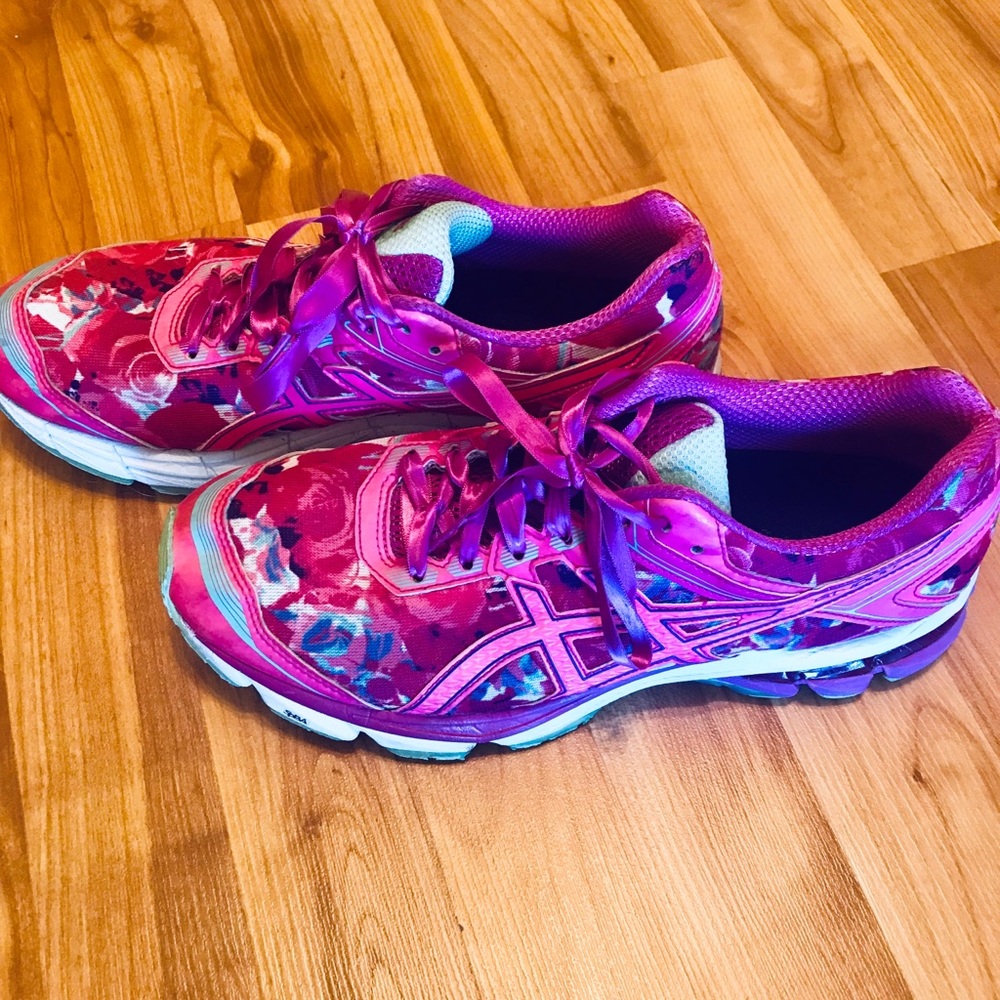ASICS (breast cancer awareness edition)